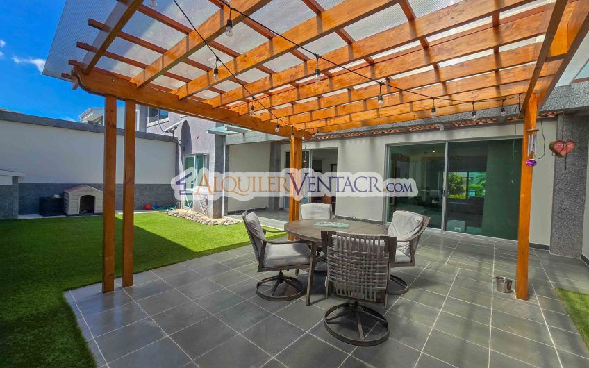 Condo de 300 m2 con jardín y terraza en Piedades Santa Ana