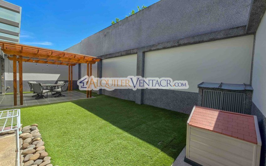 Condo de 300 m2 con jardín y terraza en Piedades Santa Ana