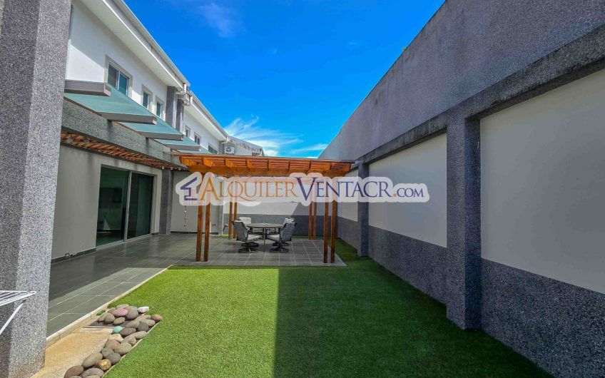 Condo de 300 m2 con jardín y terraza en Piedades Santa Ana