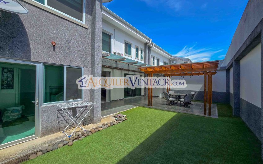 Condo de 300 m2 con jardín y terraza en Piedades Santa Ana