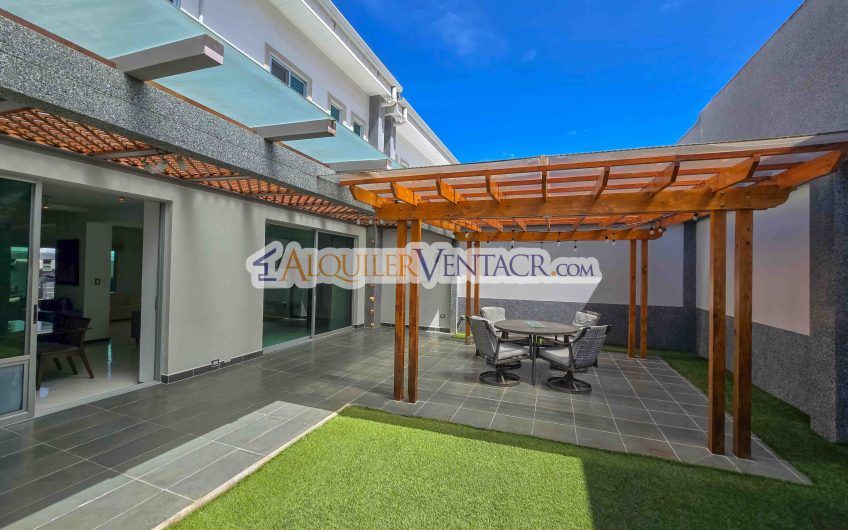 Condo de 300 m2 con jardín y terraza en Piedades Santa Ana