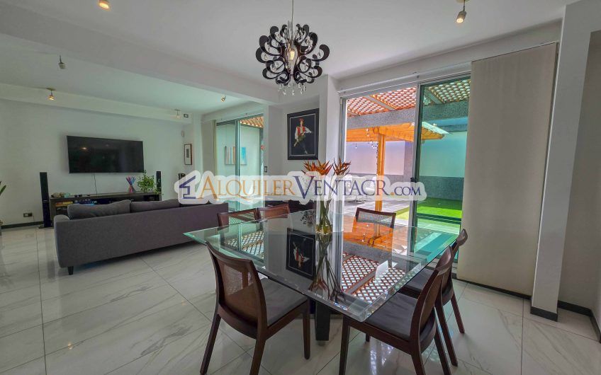 Condo de 300 m2 con jardín y terraza en Piedades Santa Ana