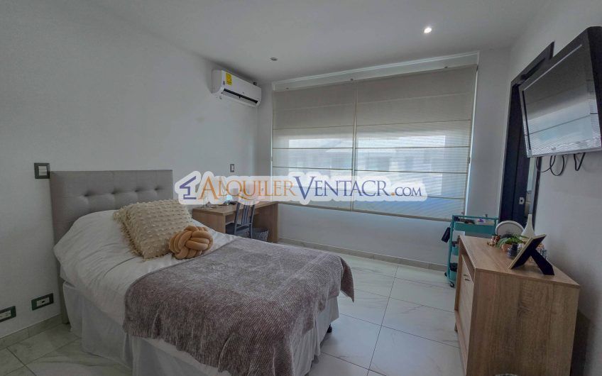 Condo de 300 m2 con jardín y terraza en Piedades Santa Ana