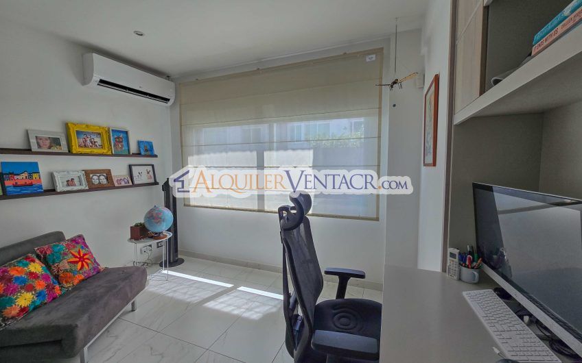 Condo de 300 m2 con jardín y terraza en Piedades Santa Ana