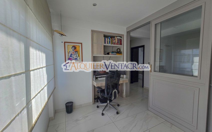 Condo de 300 m2 con jardín y terraza en Piedades Santa Ana