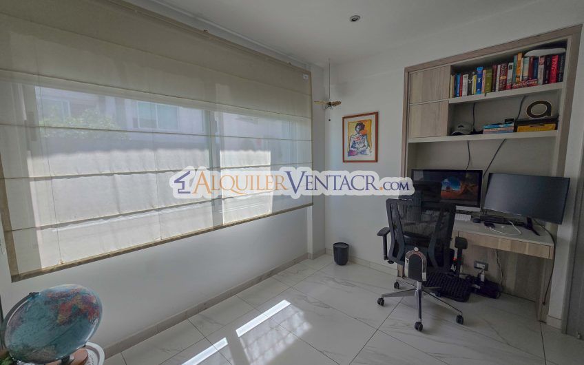 Condo de 300 m2 con jardín y terraza en Piedades Santa Ana