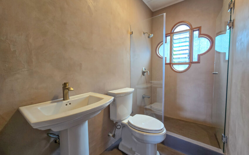 Casa de Un Nivel de 900 m2 y 3.500 m2 de lote con vistas en Escazú