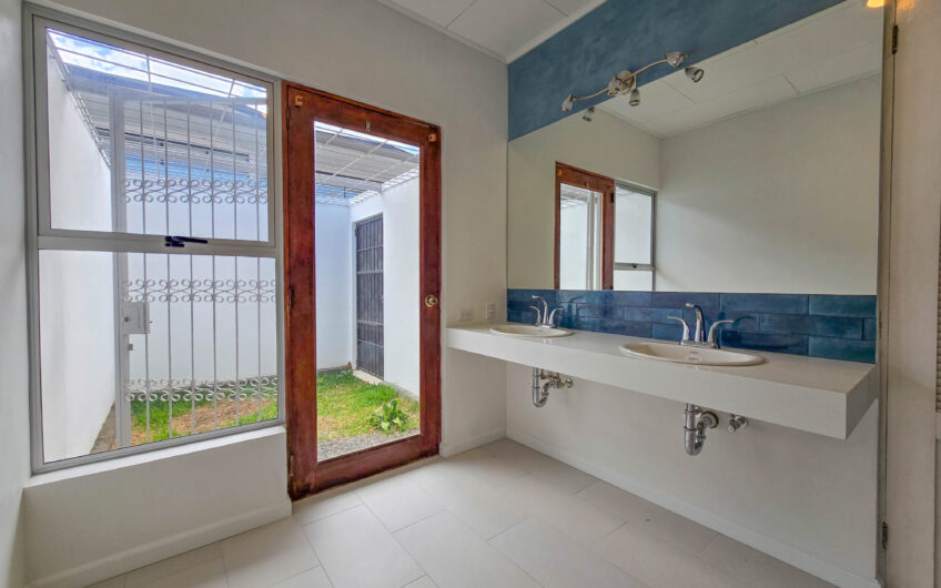 Casa de Un Nivel de 900 m2 y 3.500 m2 de lote con vistas en Escazú