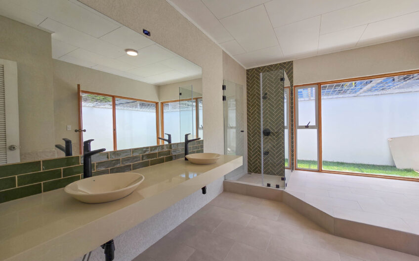 Casa de Un Nivel de 900 m2 y 3.500 m2 de lote con vistas en Escazú