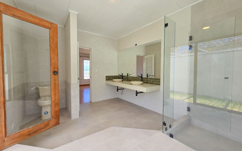 Casa de Un Nivel de 900 m2 y 3.500 m2 de lote con vistas en Escazú