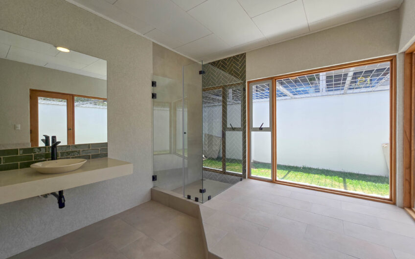 Casa de Un Nivel de 900 m2 y 3.500 m2 de lote con vistas en Escazú