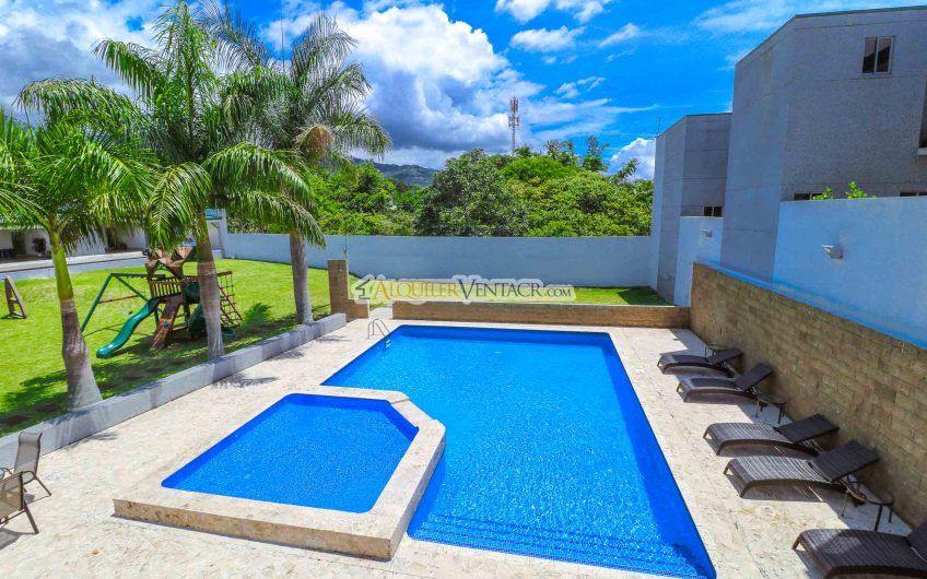 Condo amueblado de 282 m2 con piscina en Bello Horizonte Escazú