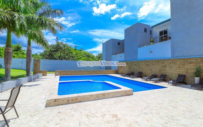 Condo amueblado de 282 m2 con piscina en Bello Horizonte Escazú