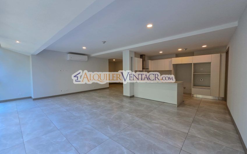 Lujoso apartamento de 3 habit.+ de servicio en Escazú Centro