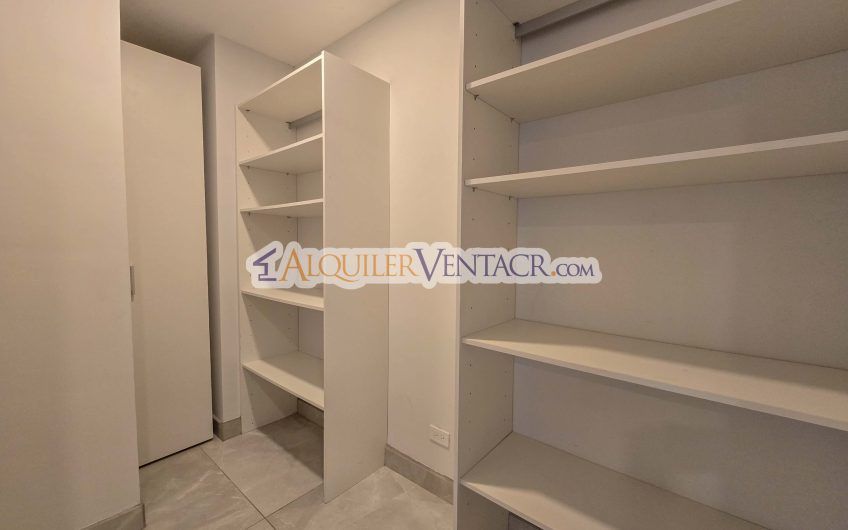 Lujoso apartamento de 3 habit.+ de servicio en Escazú Centro