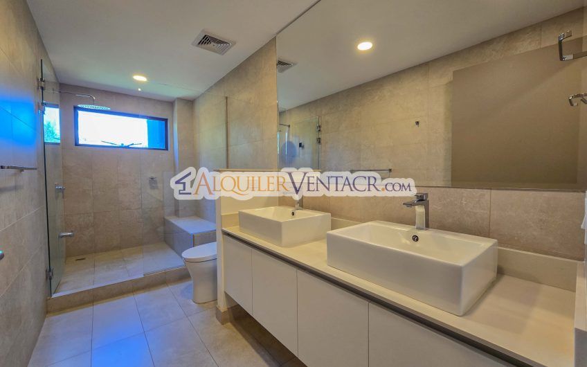 Lujoso apartamento de 3 habit.+ de servicio en Escazú Centro