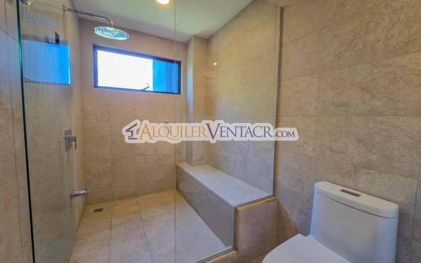 Lujoso apartamento de 3 habit.+ de servicio en Escazú Centro