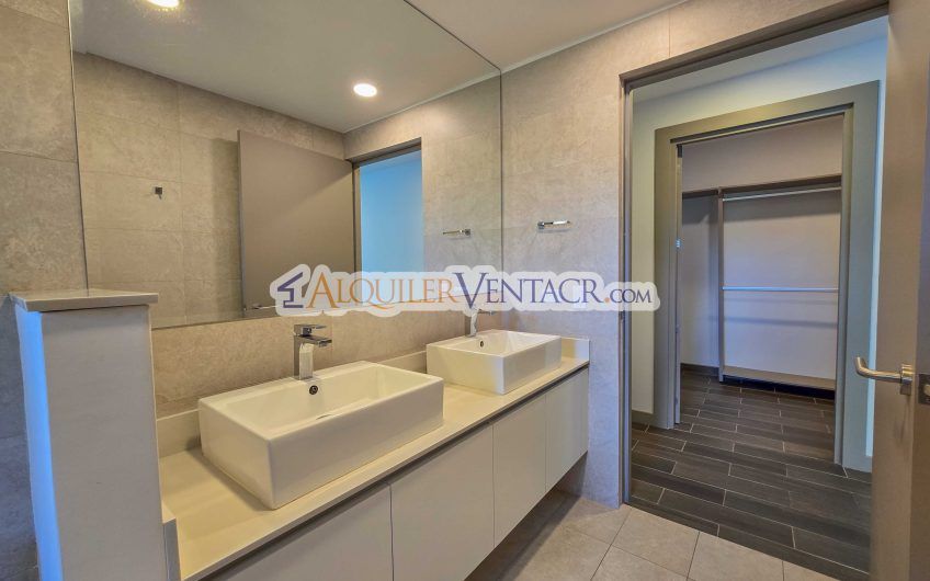 Lujoso apartamento de 3 habit.+ de servicio en Escazú Centro