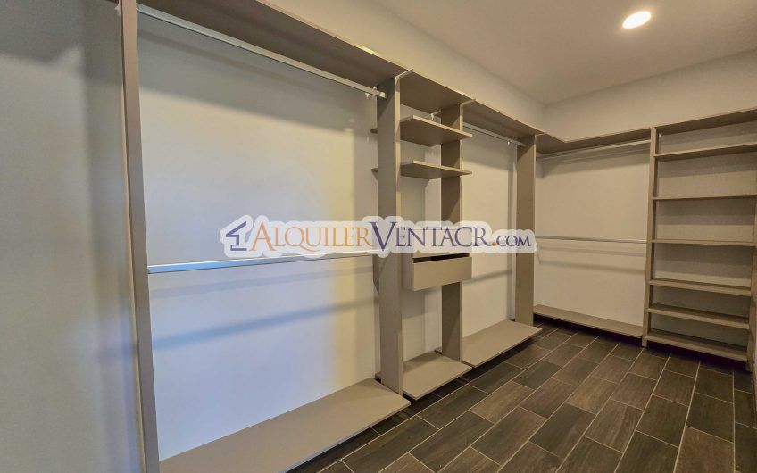 Lujoso apartamento de 3 habit.+ de servicio en Escazú Centro