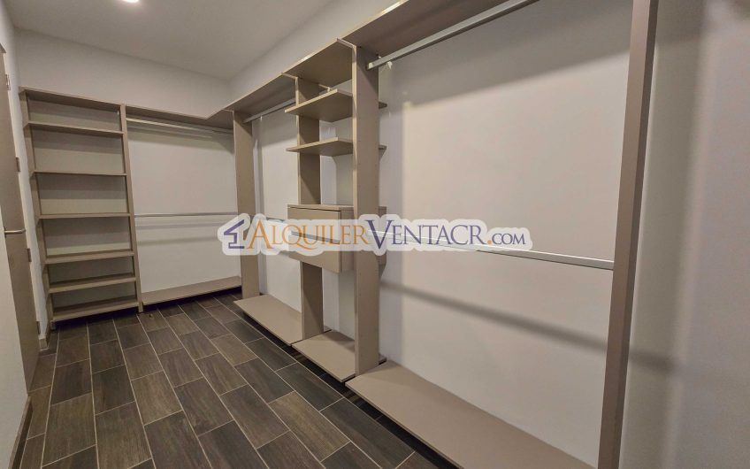 Lujoso apartamento de 3 habit.+ de servicio en Escazú Centro