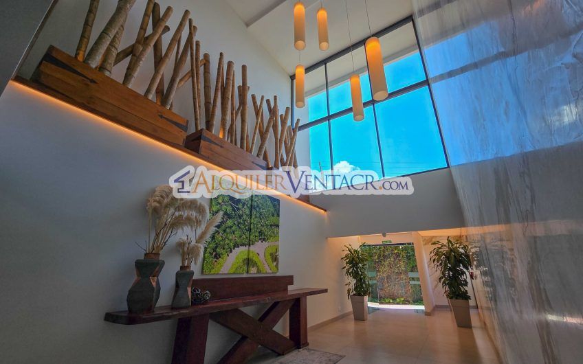 Lujoso apartamento de 3 habit.+ de servicio en Escazú Centro