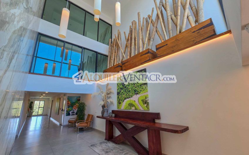 Lujoso apartamento de 3 habit.+ de servicio en Escazú Centro