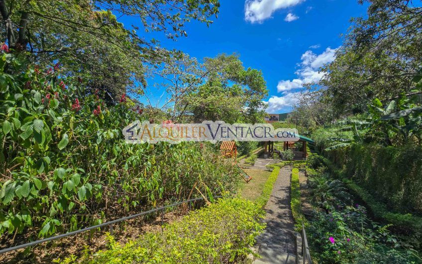 Lujoso apartamento de 3 habit.+ de servicio en Escazú Centro