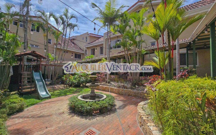 Condo de 523 m2 con 6 habit. + de servicio y jardín en Jaboncillos Escazú