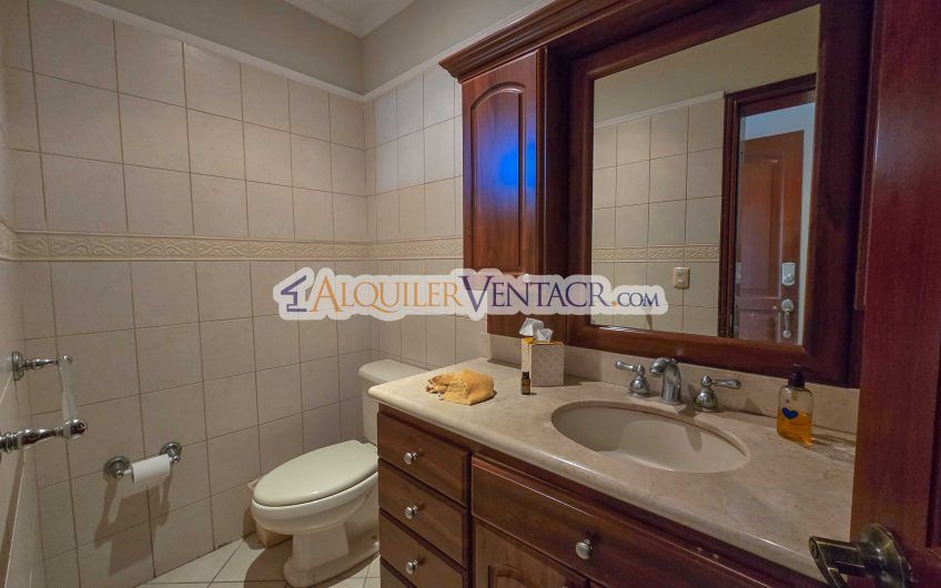 Condo de 523 m2 con 6 habit. + de servicio y jardín en Jaboncillos Escazú