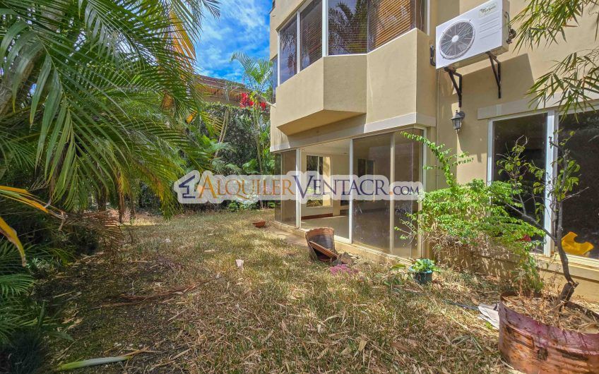 Condo de 523 m2 con 6 habit. + de servicio y jardín en Jaboncillos Escazú