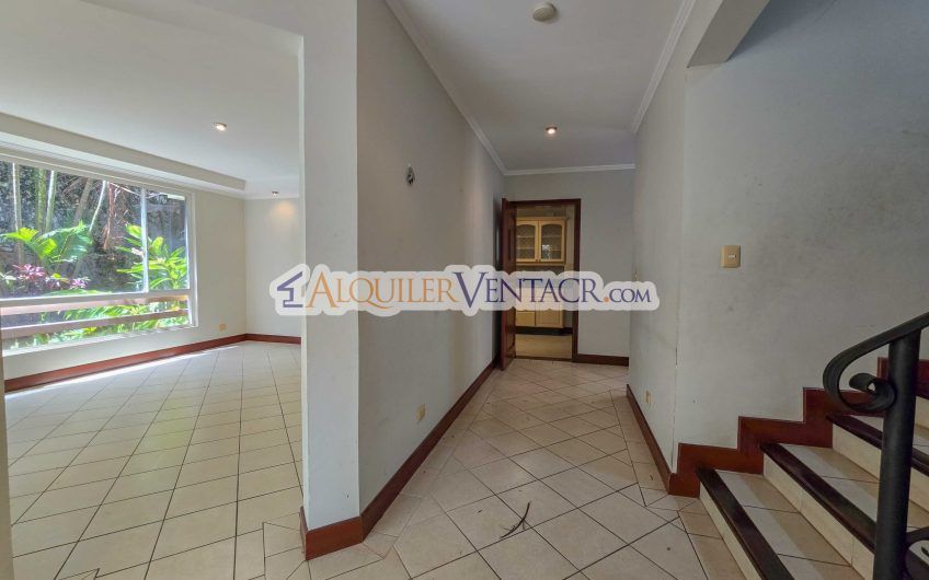 Condo de 523 m2 con 6 habit. + de servicio y jardín en Jaboncillos Escazú