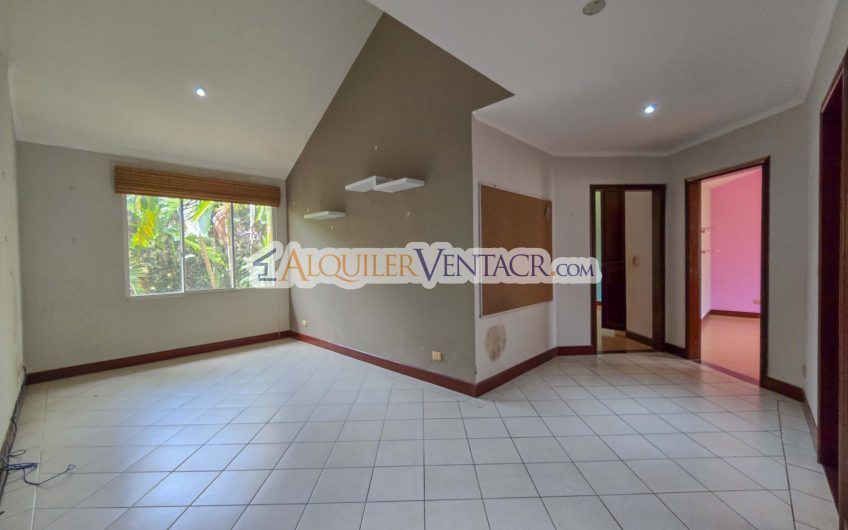 Condo de 523 m2 con 6 habit. + de servicio y jardín en Jaboncillos Escazú