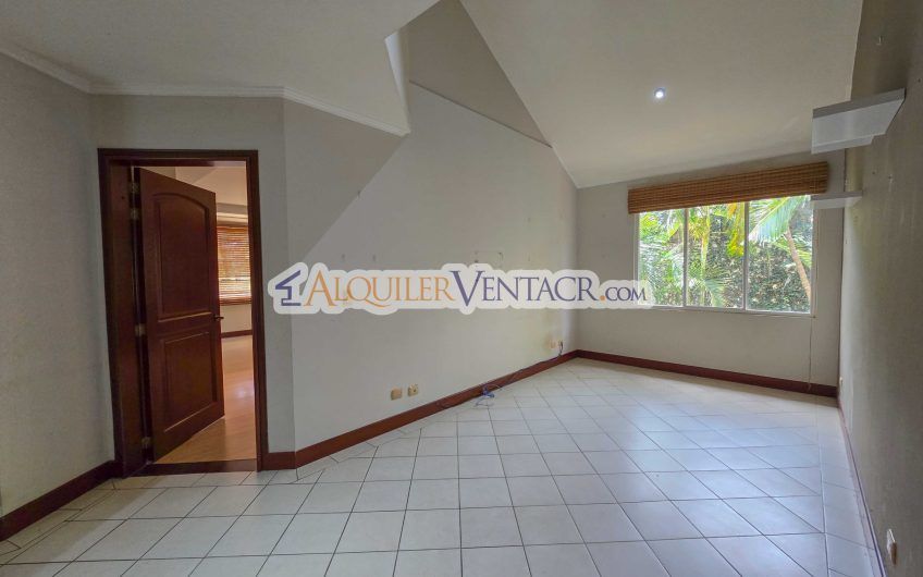 Condo de 523 m2 con 6 habit. + de servicio y jardín en Jaboncillos Escazú