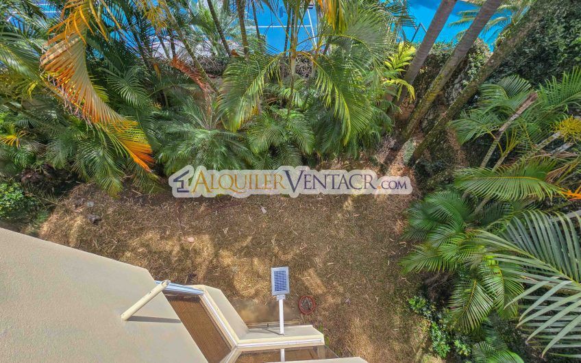 Condo de 523 m2 con 6 habit. + de servicio y jardín en Jaboncillos Escazú