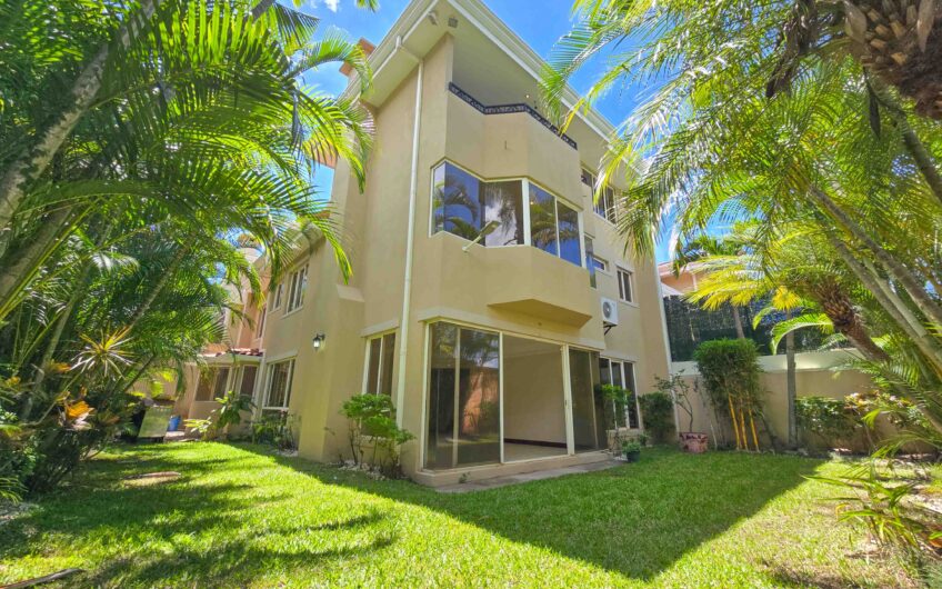 Jaboncillos Escazú! Condo de 523 m2 con 6 habit. + de servicio y jardín
