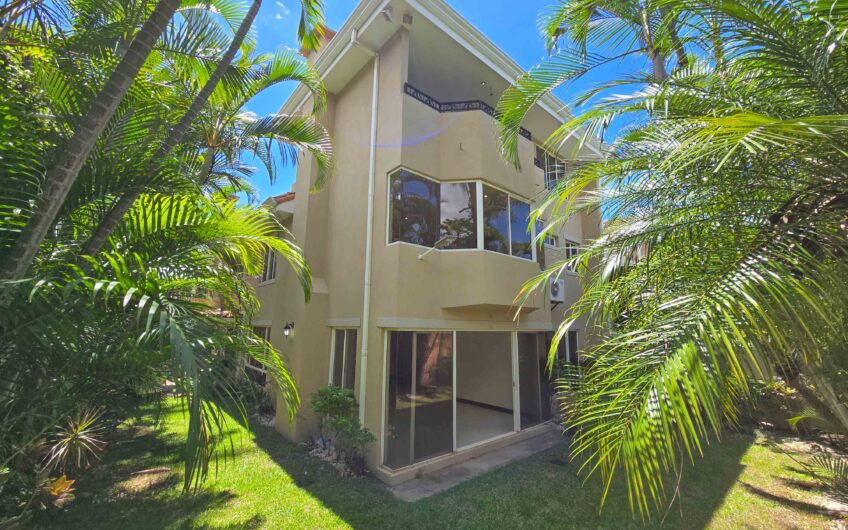 Jaboncillos Escazú! Condo de 523 m2 con 6 habit. + de servicio y jardín