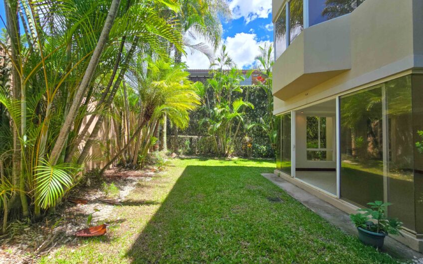 Jaboncillos Escazú! Condo de 523 m2 con 6 habit. + de servicio y jardín
