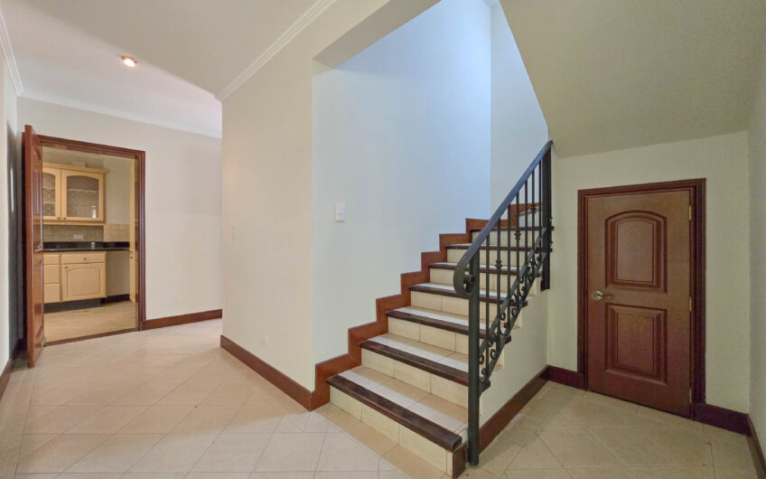 Jaboncillos Escazú! Condo de 523 m2 con 6 habit. + de servicio y jardín