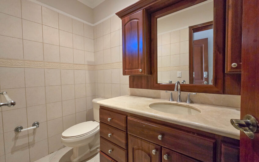 Jaboncillos Escazú! Condo de 523 m2 con 6 habit. + de servicio y jardín