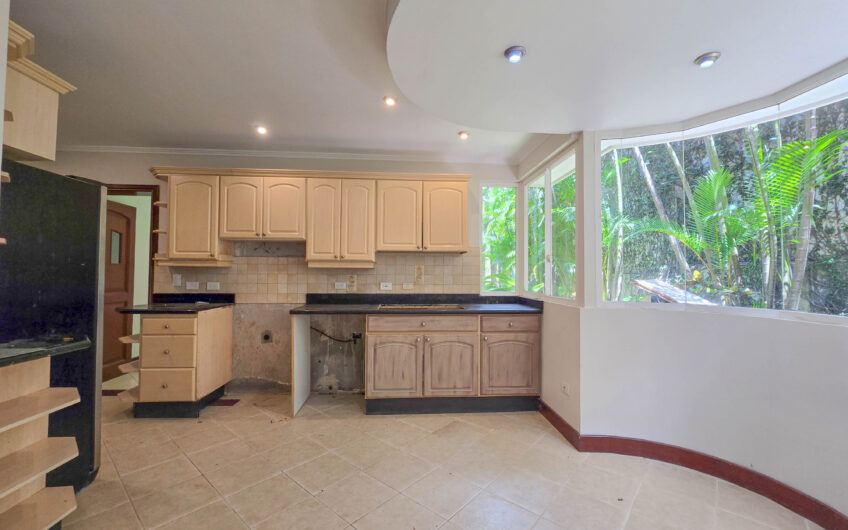 Jaboncillos Escazú! Condo de 523 m2 con 6 habit. + de servicio y jardín