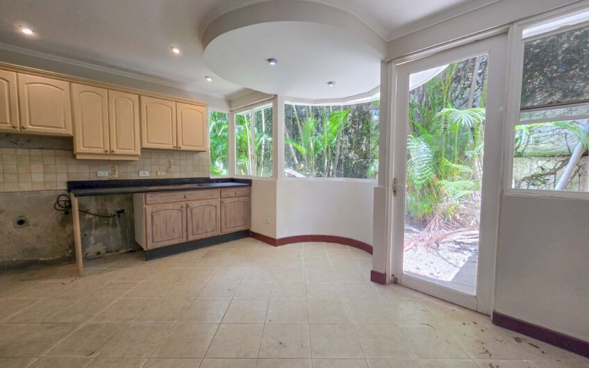 Jaboncillos Escazú! Condo de 523 m2 con 6 habit. + de servicio y jardín