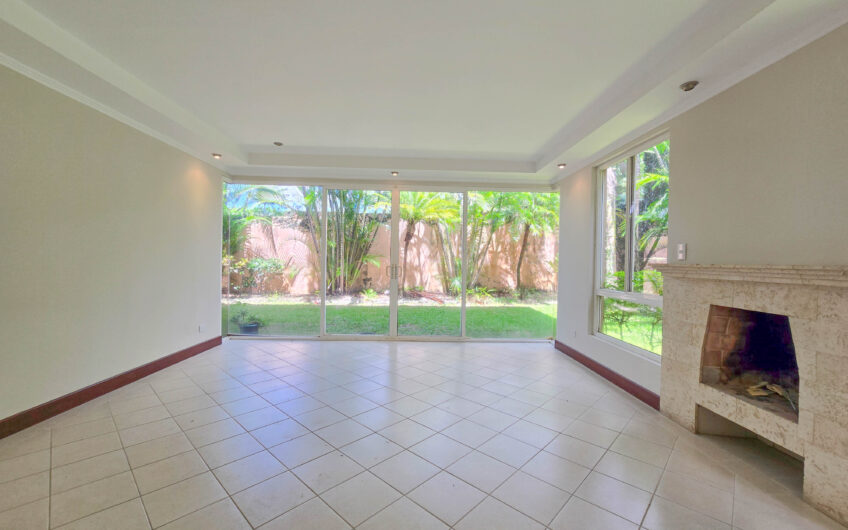 Jaboncillos Escazú! Condo de 523 m2 con 6 habit. + de servicio y jardín
