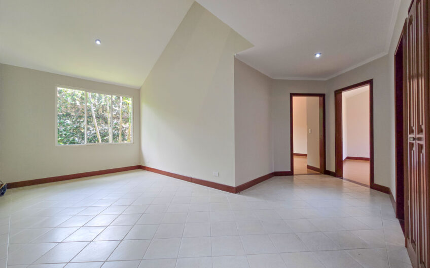 Jaboncillos Escazú! Condo de 523 m2 con 6 habit. + de servicio y jardín