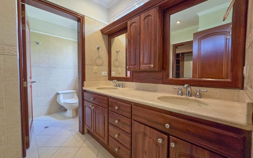 Jaboncillos Escazú! Condo de 523 m2 con 6 habit. + de servicio y jardín
