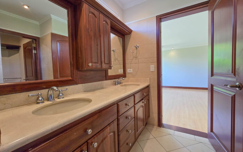 Jaboncillos Escazú! Condo de 523 m2 con 6 habit. + de servicio y jardín