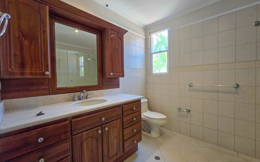 Jaboncillos Escazú! Condo de 523 m2 con 6 habit. + de servicio y jardín