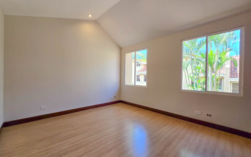 Jaboncillos Escazú! Condo de 523 m2 con 6 habit. + de servicio y jardín