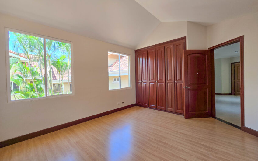 Jaboncillos Escazú! Condo de 523 m2 con 6 habit. + de servicio y jardín