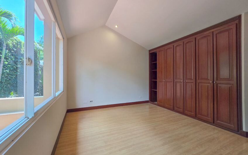 Jaboncillos Escazú! Condo de 523 m2 con 6 habit. + de servicio y jardín