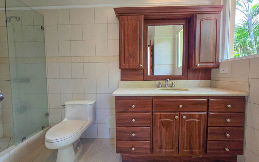 Jaboncillos Escazú! Condo de 523 m2 con 6 habit. + de servicio y jardín